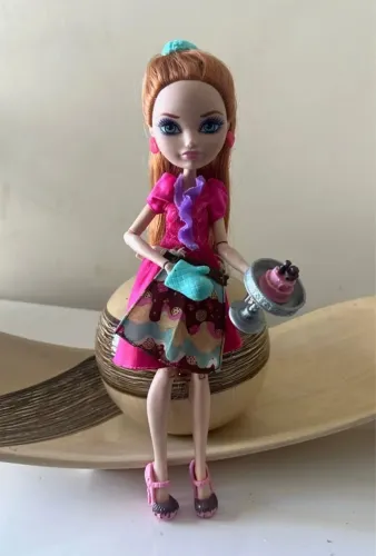 boneca holly o'hair da coleção sugar coated (açucaradas) da franquia ever after high.