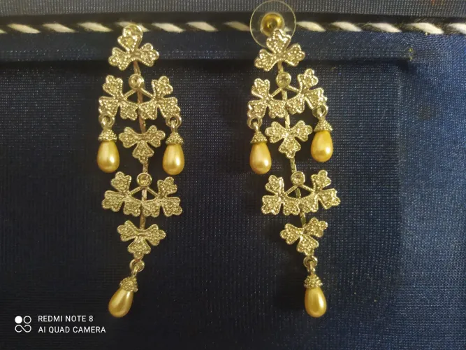 Brincos Longos prateado com Pérolas - Elegância e Charme