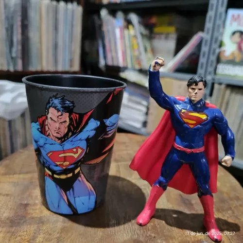 Action Figure Superman e Copo Colecionável