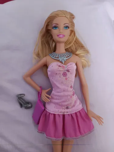 Boneca Barbie glitter glam vac 2010