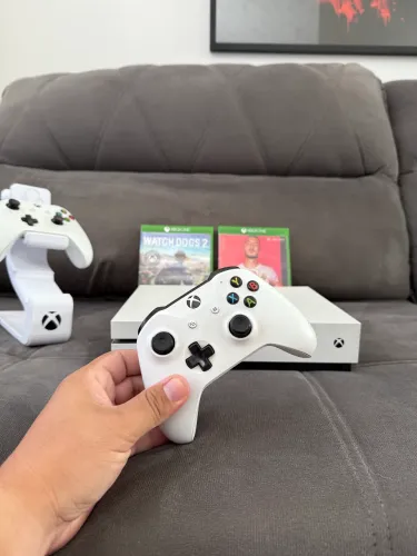 Xbox one s 1Tb 4k + 2 controles + Suporte Controle + 2 jogos