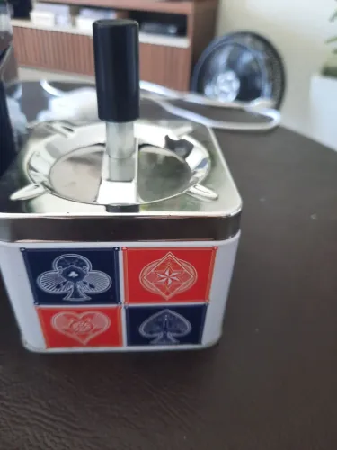 Jogo 4 Cinzeiros de metal com design de cartas de baralho