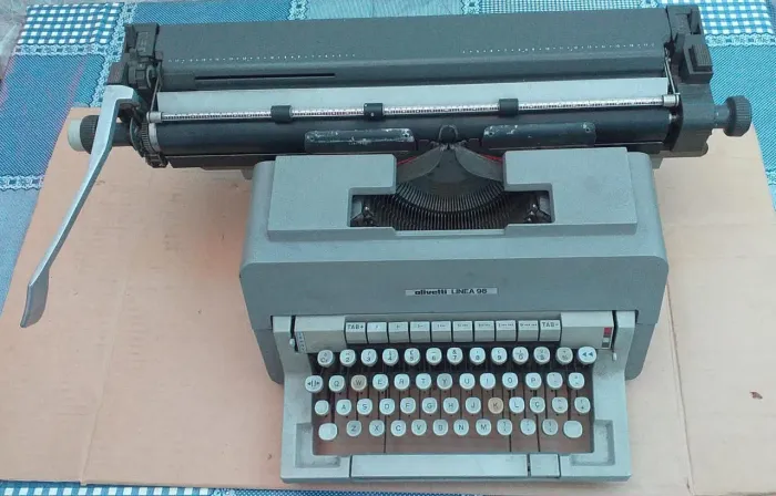 Máquina de escrever antiga marca Olivetti linea 98