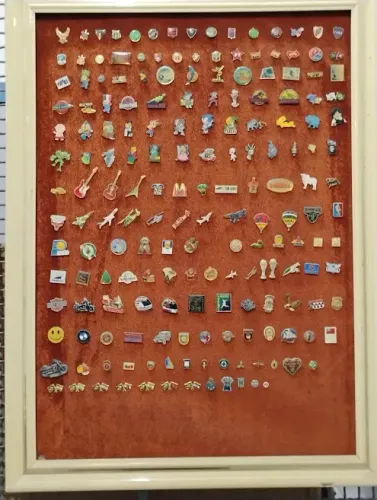 Coleção com cerca de 182 pins boton de diversos modelos.