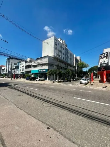 Sala com vaga de garagem, prédio com elevador