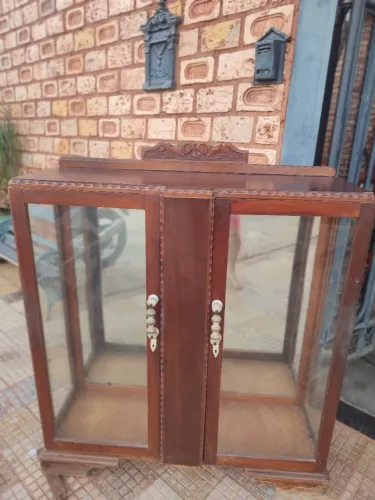 Vitrine de madeira antiga com portas de vidro