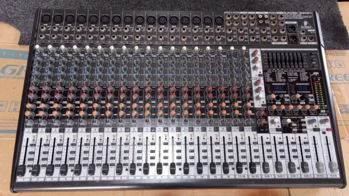 Mesa de Som 24 Canais Behringer