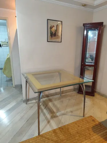 Mesa de vidro e madeira com pés de aço 1metro x 1 metro