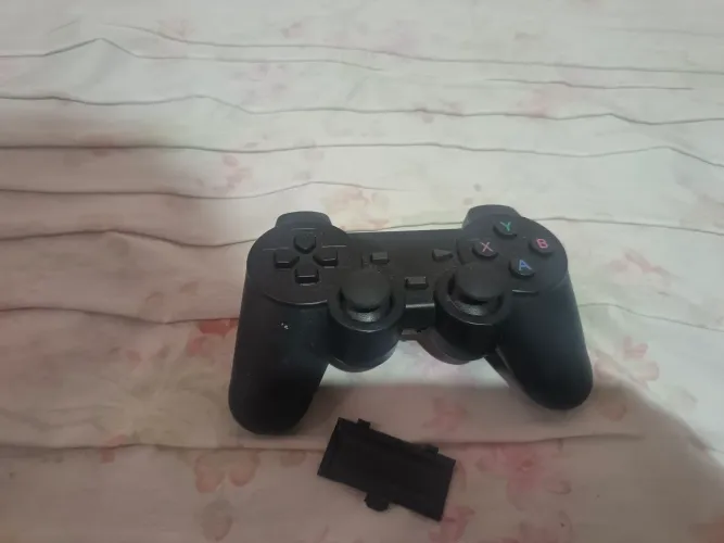controle de videogame genérico sem fio, no estilo do PlayStation (DualShock)