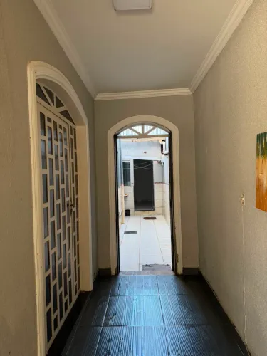 Alugo casa de fundo