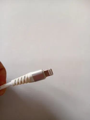 Cabo IPhone 1 metrô refordo branco. Valor R$ 10,po Gustavo Aguiar *
