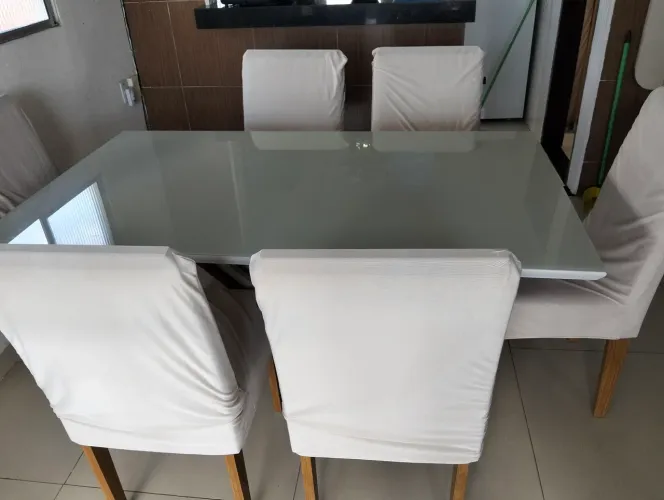 vende-se uma mesa de jantar com 6 cadeiras semi nova valor 1.200