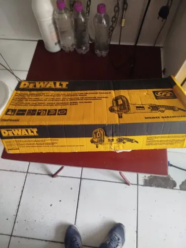 Vendo uma POLITRIZ 110 watts, extensão de 20 m, com nota, máquina giratória, valor 1.300