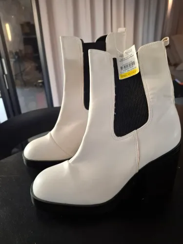 Bota OFF WHITE: nova, nunca usada, número 39.