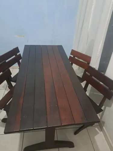 Mesa de madeira com 4 cadeiras