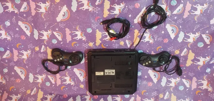 VENDO MEGA DRIVE III COMPLETO COM 10 JOGOS NA MEMÓRIA, 2 CONTROLES PARALELOS, CABO AV.