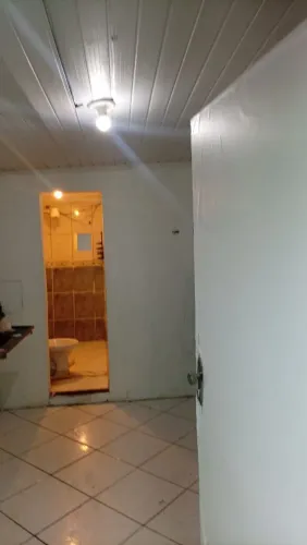 Aluga-se quarto *