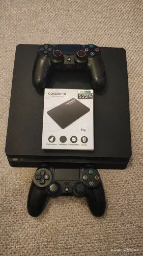 ps4 slim. com dois jogos. um HD 1 terá. com dois controles
