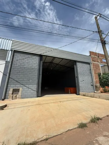 Aluga-se Galpão 360m² construído