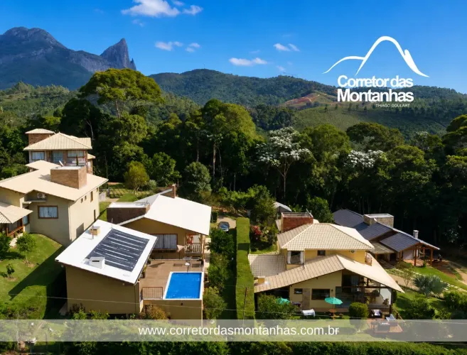 Casa Linear de Luxo Porteira Fechada em Pedra Azul com Piscina Aquecida e Vista para as Mo
