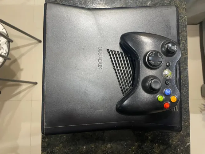 Vendo XBOX 360 usado em bom estado, desbloqueado, completo com todos fios