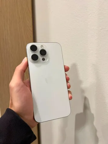 Seminovo - iPhone 15 Pro Max 256GB Titânio Branco 83% - Retirada Loja Savassi 
