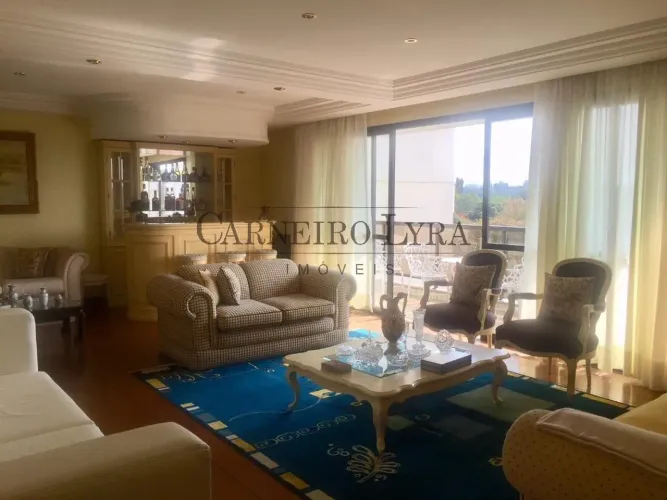Apartamento de alto padrão à venda em rua tranquila com vista espetacular para o vale do P
