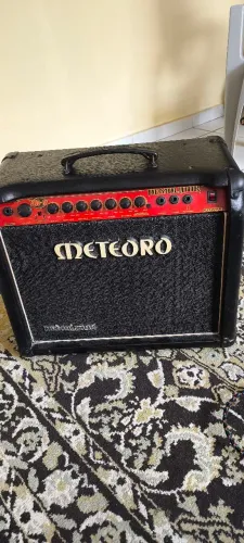 Caixa de guitarra Marshall e meteoro demolidor