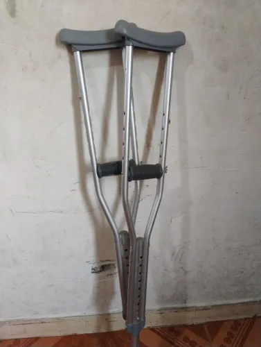 1 muleta resistente até 130kg,altura 1,58