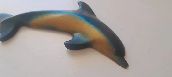 Golfinho filhote em gesso decorado