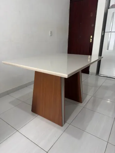 Mesa de jantar com 4 cadeiras