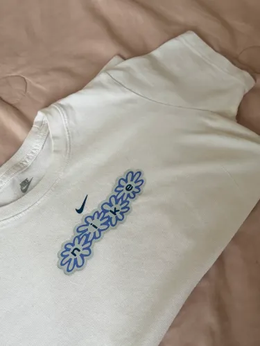 Camiseta Nike Feminina Branca Floral - Tam. M ?