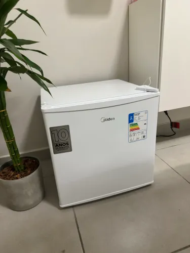 Frigobar branco 45 litros Midea 220v