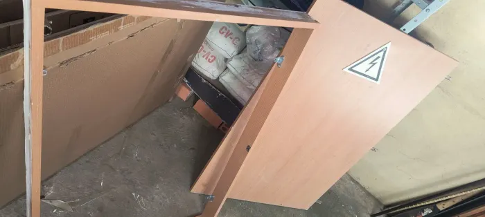 Porta com caxilio para porão, vão de acesso....