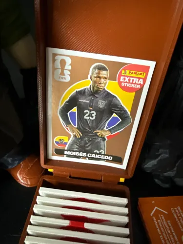 Figurinha extra sticker do Moisés Caicedo