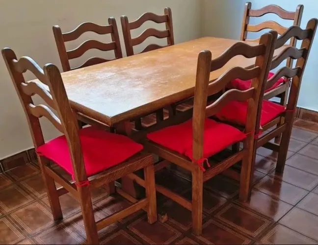 Mesa + 6 cadeiras em madeira