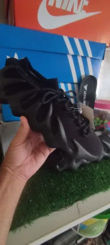 Tênis Adidas yeeezy Tam 40