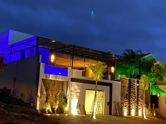Casa de condomínio sobrado para aluguel e venda tem 562 metros quadrados com 4 quartos