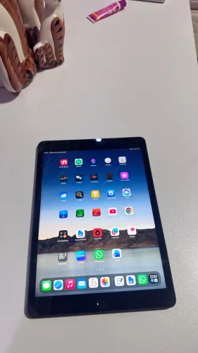 Vendo iPad 9ª Geração, cor Cinza Espacial, com 64GB de memória e conexão Wi-Fi.