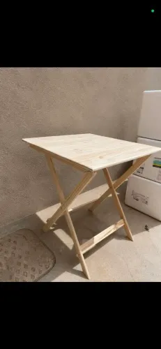 Mesa dobrável de madeira.