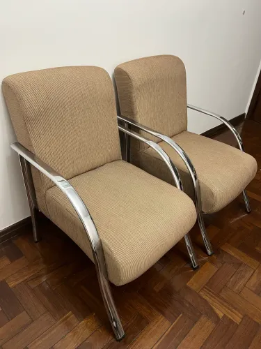 2 cadeiras com estofado