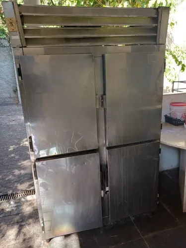 Vendo Verdureria industrial 4 portas inox funcionando perfeitamente valor $ 1499,99