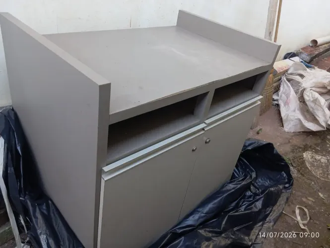 Bancada de mesa em madeira com 2 portas