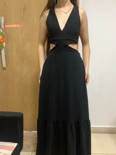 Vestido longo preto, amarração nas costas