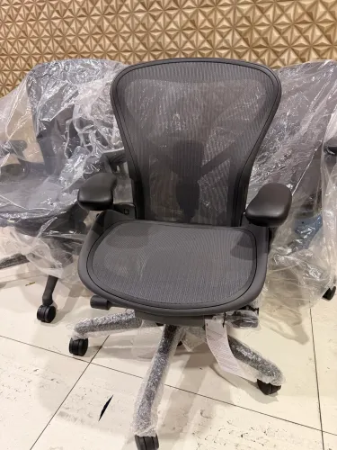 Cadeira herman miller new aeron B completa 2025/26 usada por 10 dias 