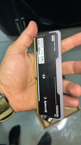 MEMÓRIA 8GB DDR4 3200 COM RGB