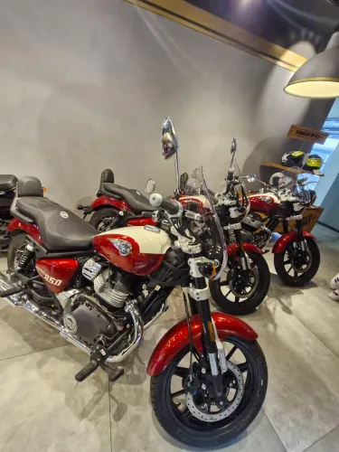 Super Meteor 650 Celestial Red