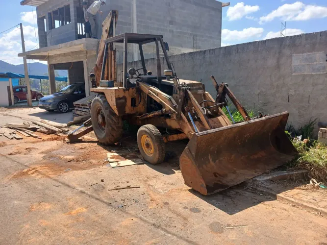 Maquina retroescavadeira case ano 86 operacional