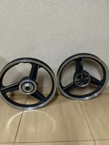 VENDE-SE RODA DA TITAN 2000 PRETO COM DETRALHES CROMADO