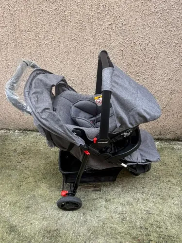 Vendo carrinho de bebê com bebe conforto 